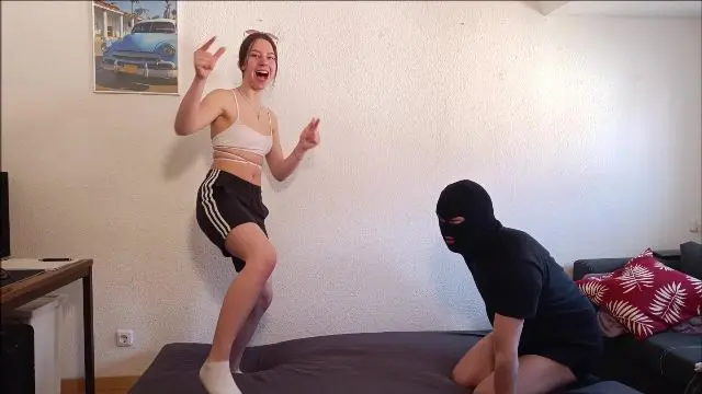 Poster: GermanBallsBusted: femdom ballbusting - Sie macht Rührei