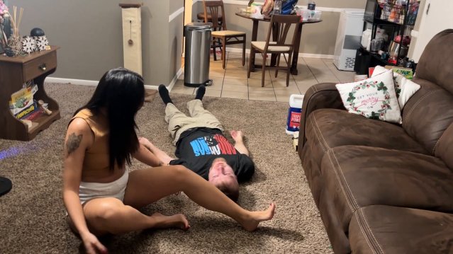 Poster: Goddess Ellen Crush - Squeezing His Head Until He’s Purple