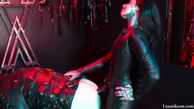 Poster: Mistress Lunatika: k2s strapon - Sounds of leather and pegging