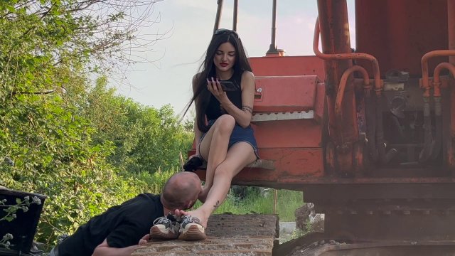 Poster: Mistressannet under foot mistress - Eastern Goddesss Forest Throne - Public Foot Worship