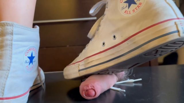 Poster: Sneaker Ballbusting Studio Sofia - Sofia's Converse Crush