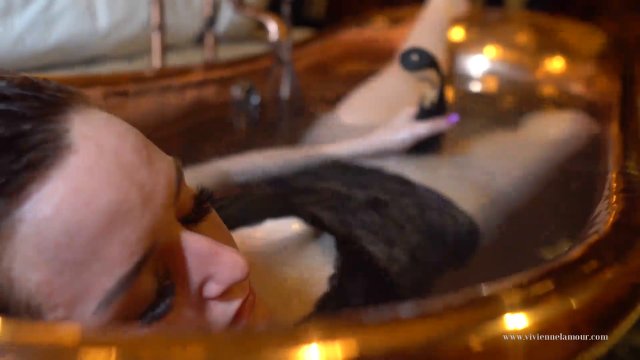 Poster: Vivienne l'Amour Vibrator - COPPER BATH VIBRATOR MASTURBATION
