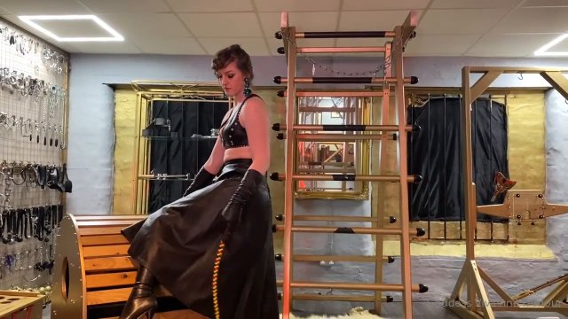 Poster: Vivienne lAmour cat_ID      ID:353 - LEATHER BOOT WORSHIP AND WHIPPING POV
